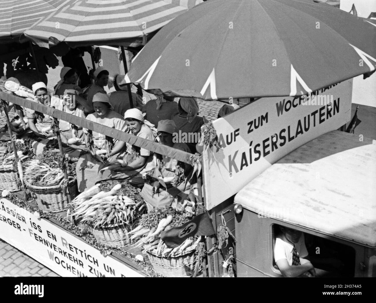 Lokale im Rettichprduzenten Rettichfest Festzug zum en Schifferstadt, Deutschland 1930 er Jahre. Les producteurs de radis locales au spectacle de l'assemblée annuelle à juste radis Schifferstadt, Allemagne 1930. Banque D'Images