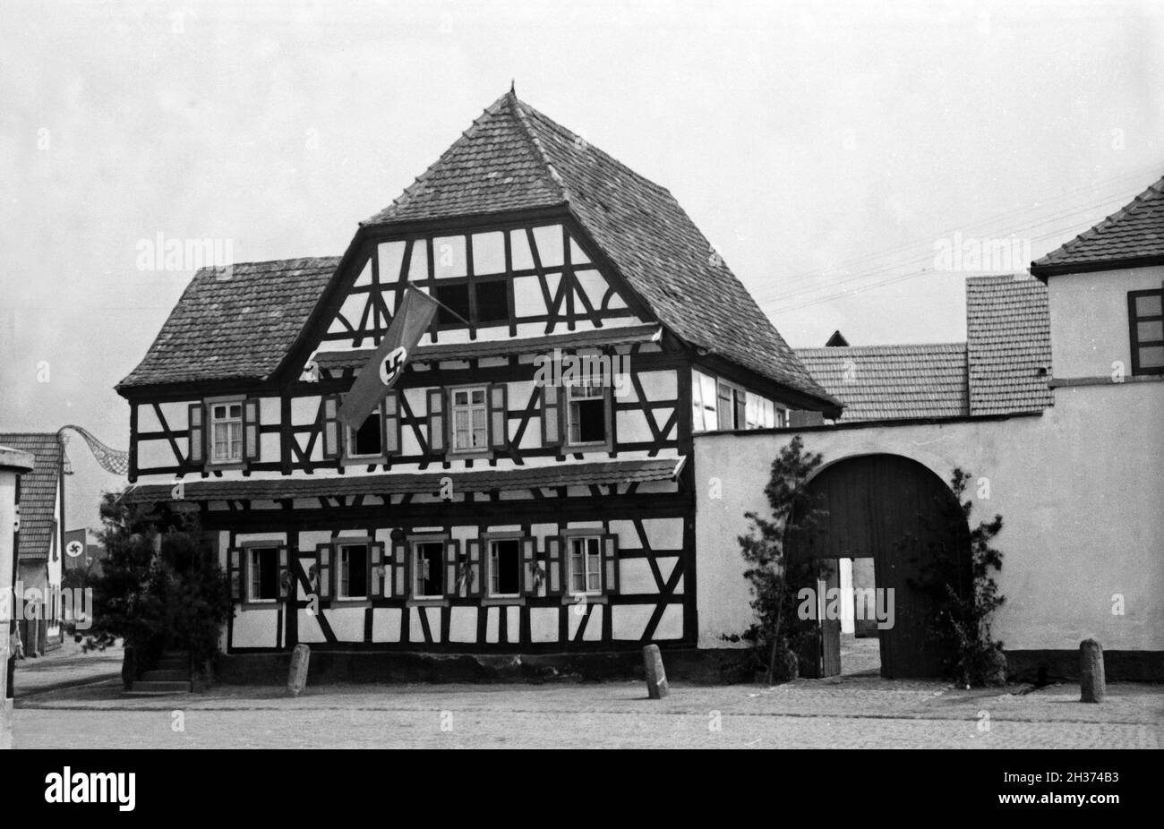 Frankenthaler Das Brauhaus à Schifferstadt und die Gäste zum Rettichfest, 1930er Jahre Deutschland. Le restaurant brasserie Brauhaus Frankenthaler attendent les clients du radis annuel juste à Schifferstadt, Allemagne 1930. Banque D'Images