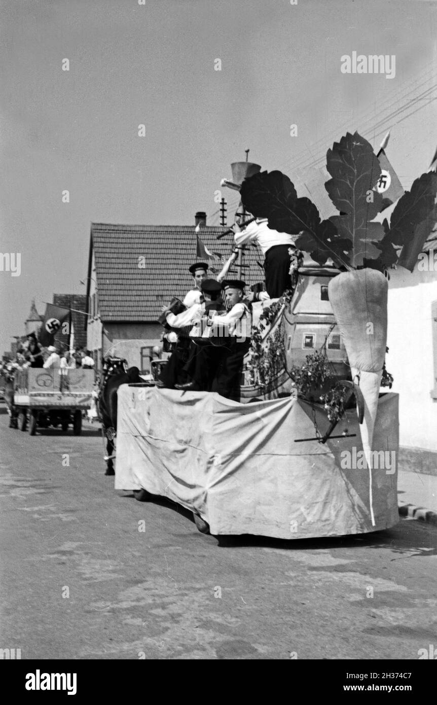 Pferdefuhrwerke Rettichfest im Festzug zum à Schifferstadt, Deutschland, 1930 er Jahre. Voitures à cheval sur le concours annuel de la foire de radis à Schifferstadt, Allemagne 1930. Banque D'Images