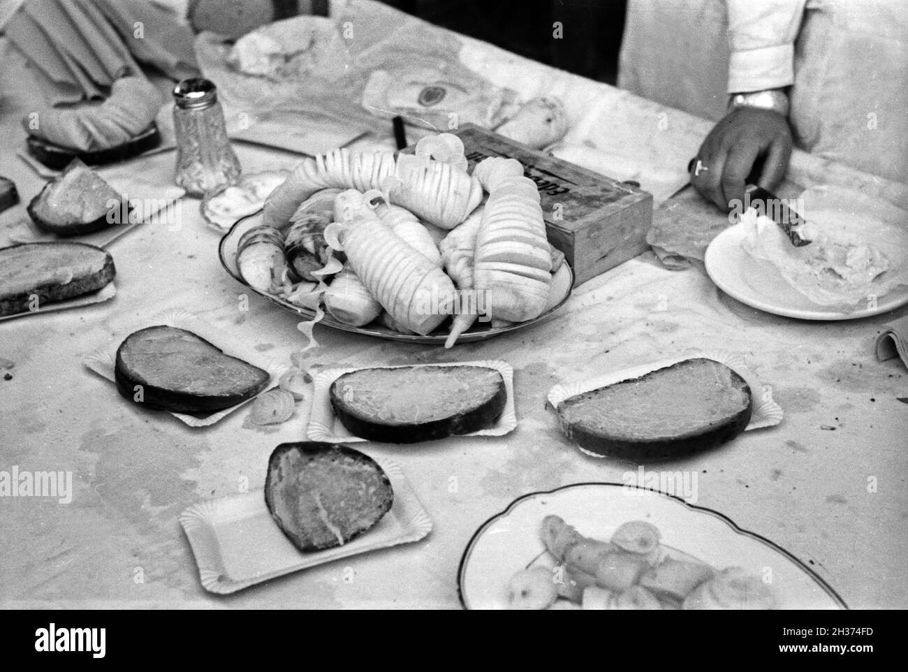 Dans Rettichfest Haus Schifferstadt wird mit Butterbrot angeboten Rettich, Deutschland, 1930 er Jahre. Pain avec beurre et radis est proposé à l'assemblée annuelle à juste radis Schifferstadt, Allemagne 1930. Banque D'Images