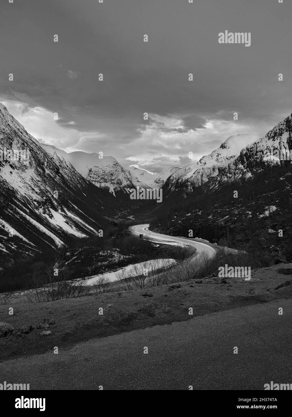 route au-dessus d'un col en norvège, entre les montagnes et la neige en noir et blanc. nature pure Banque D'Images