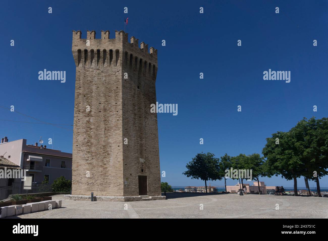 Vieille ville, place Giuseppe Sacconi, Tour des Gualtieri, San Benedetto del Tronto, Marche, Italie, Europe Banque D'Images