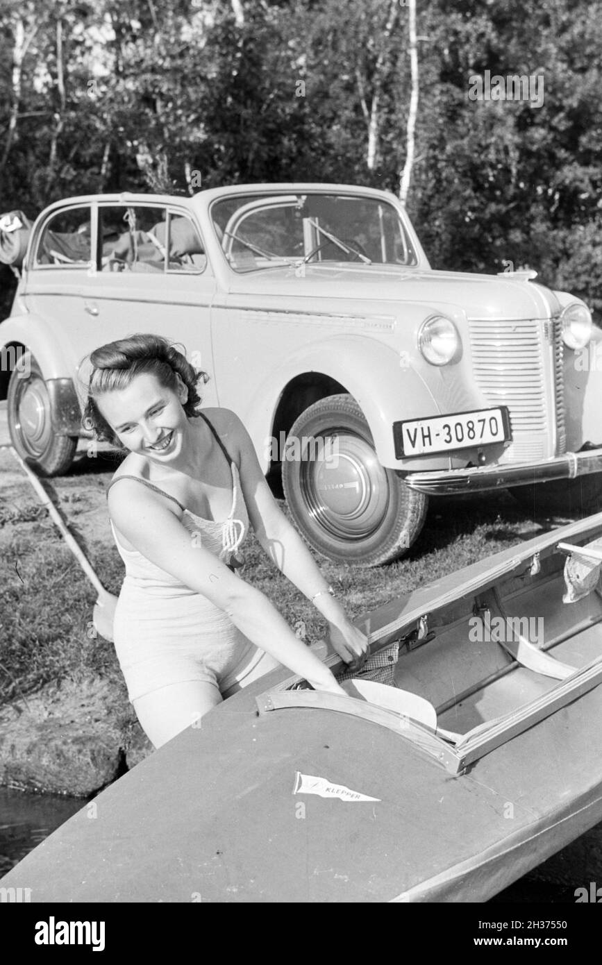 Junge Frau zieht ein Boot / Klepper T6 vom Ufer dans den Voir, Deutschland 1930 er Jahre. Jeune femme tirant un bateau Klepper / T6 à partir de la côte, dans le lac, l'Allemagne des années 1930. Banque D'Images