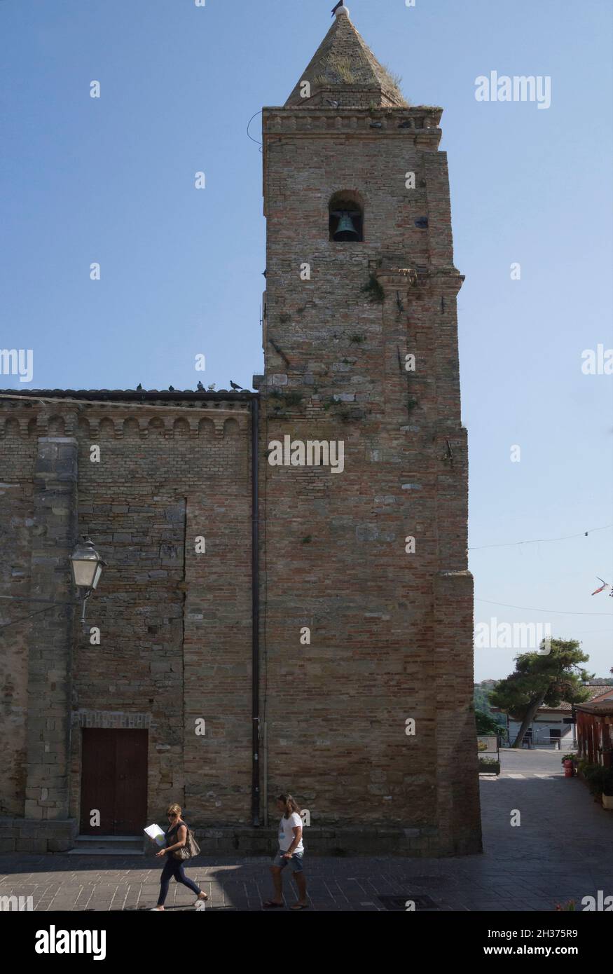 Église San Salvatore et clocher XIIIe siècle, village de Silvi Paese, Abruzzes, Italie, Europe Banque D'Images