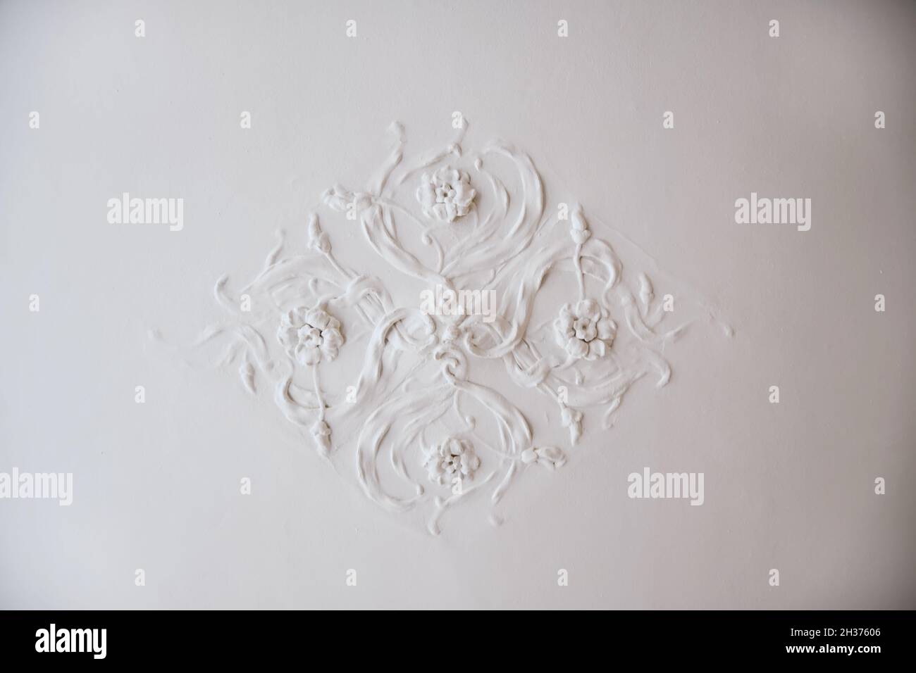 Motif blanc confortable avec fleurs sur le mur Banque D'Images