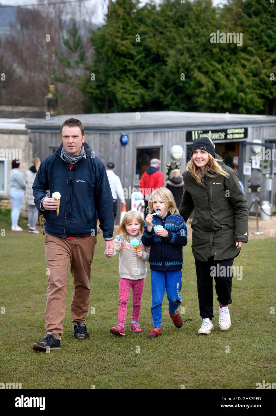 Une famille avec des glaces de Winstone Ice Cream sur Rodborough Common à Stroud, Gloucestershire. Banque D'Images
