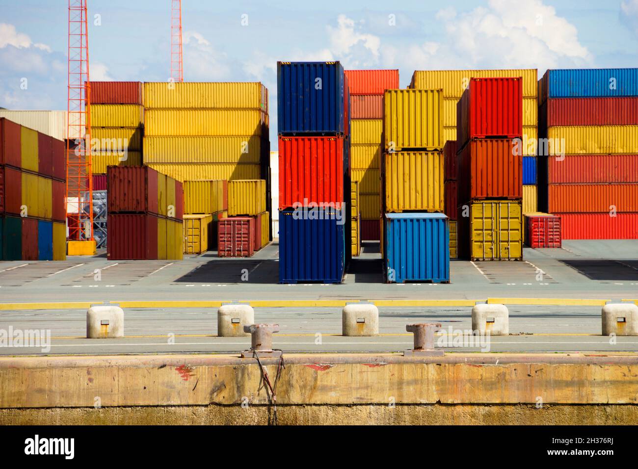 Conteneurs pour le transport des couleurs paralysés dans le port manque de marchandises à Noël Banque D'Images