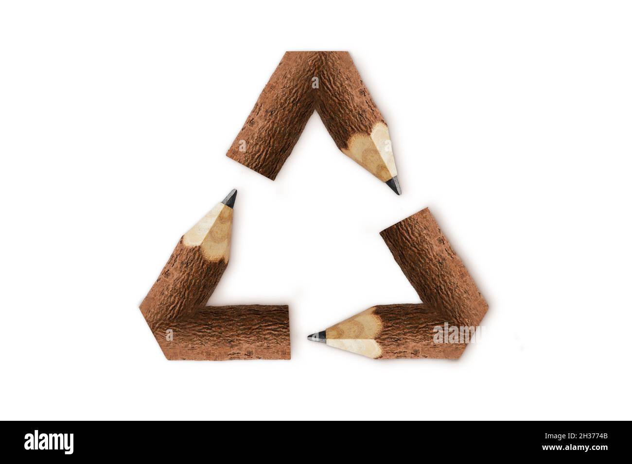 Symbole de recyclage fait de crayons en bois sur fond blanc - concept d'écologie et de recyclage Banque D'Images