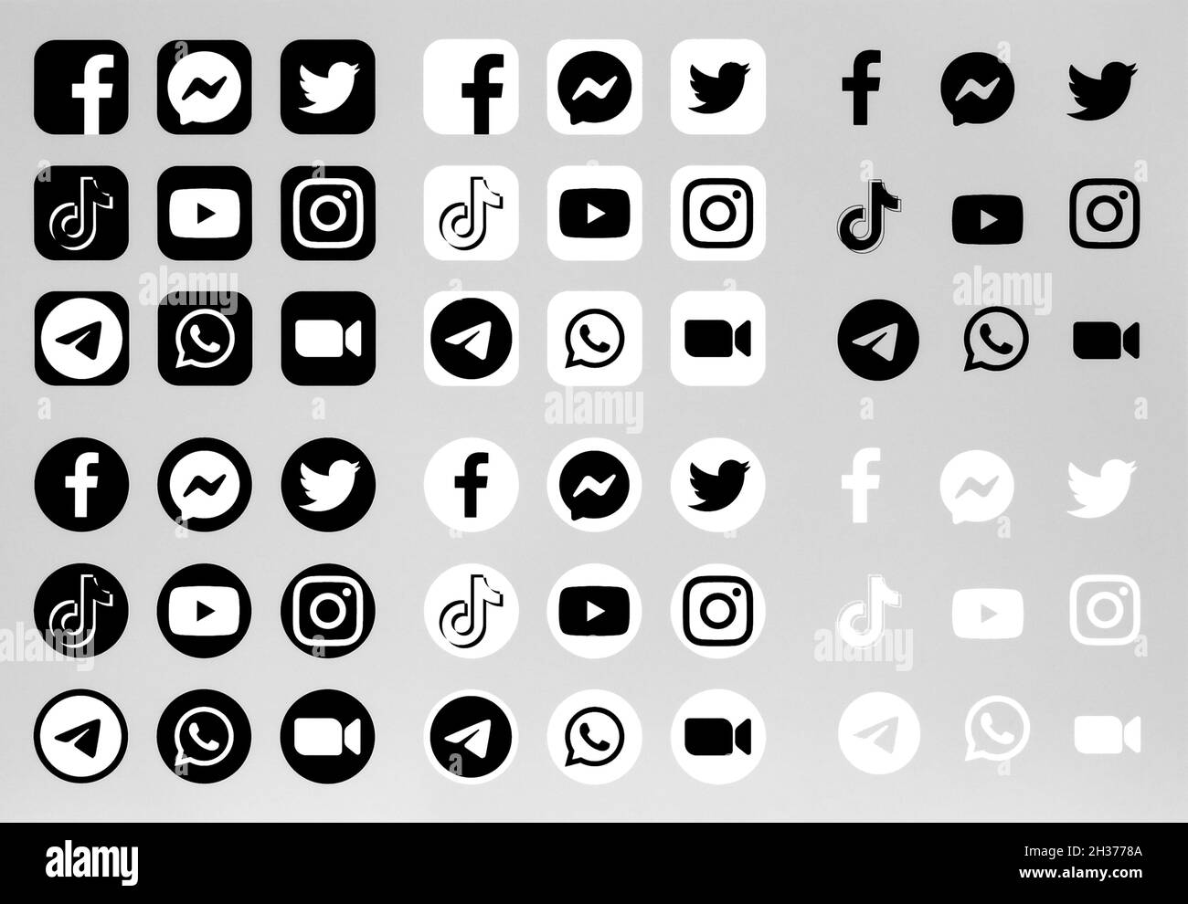 Kiev, Ukraine - 27 septembre 2021 : ensemble de symboles et icônes d'applications populaires en noir et blanc : Facebook, Instagram, Twitter, Messenger, Tiktok,et d'autres Banque D'Images