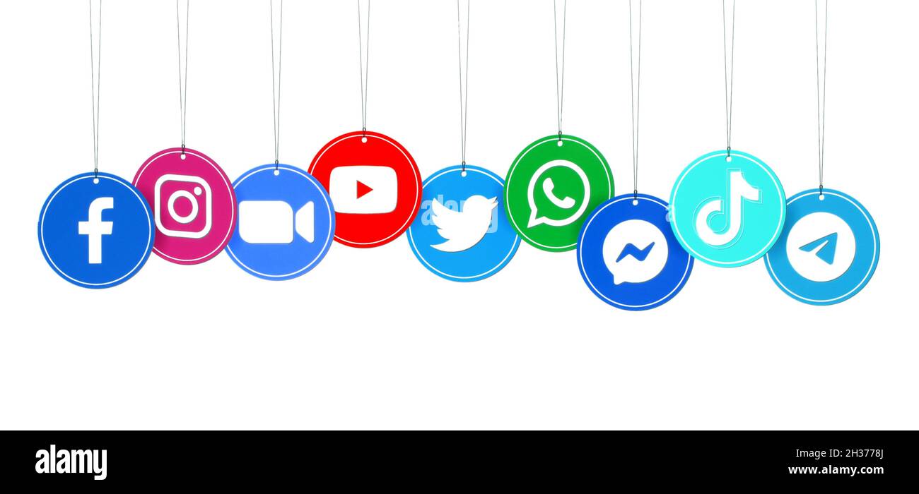 Kiev, Ukraine - 27 septembre 2021 : icônes d'applications de papier rond populaires accrochées par un fil de discussion : Facebook, Instagram, Twitter, Youtube, WhatsApp,et d'autres Banque D'Images