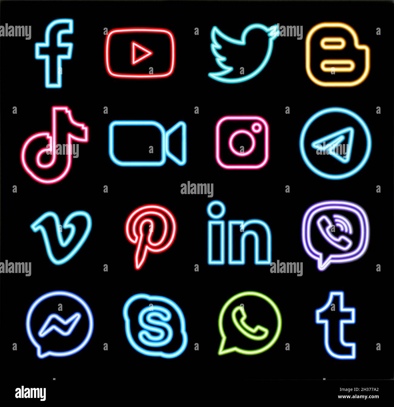 Kiev, Ukraine - 27 septembre 2021: Ensemble de logos populaires dans Neon design: Facebook, Instagram, Twitter, Youtube, WhatsApp,et d'autres, imprimés sur papier Banque D'Images