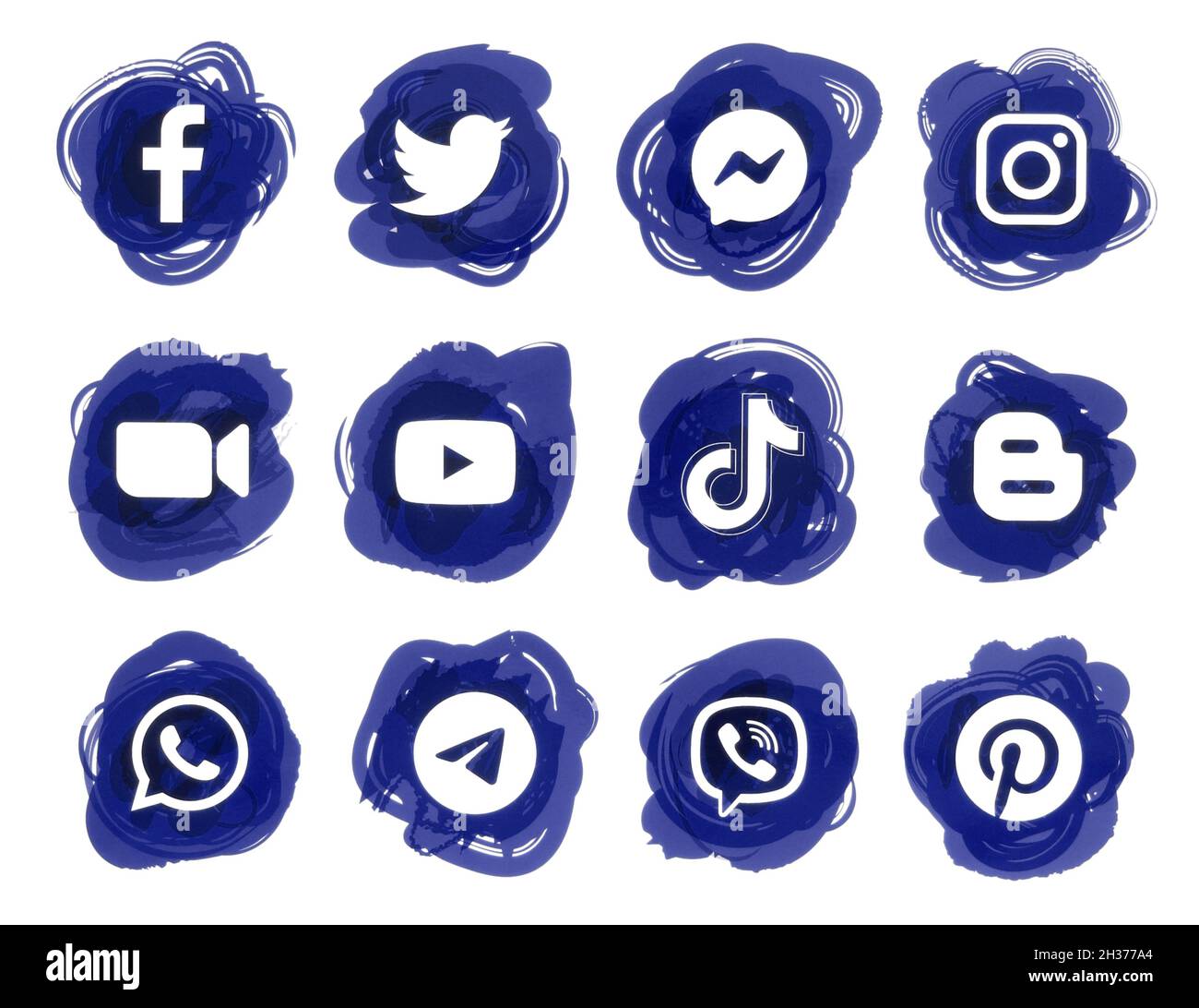 Kiev, Ukraine - 27 septembre 2021: Populaire social médias Blue Ink Drops icônes, imprimé sur papier: Facebook, Twitter, Instagram, Tiktok, Youtube,et bien Banque D'Images