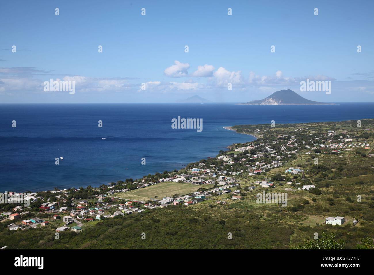 Vue sur la partie sud de l'île de Saint-Kitts et sur les îles de Saba et Saint-Eustache depuis la colline de Brimstone Banque D'Images