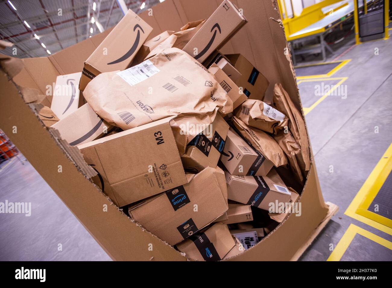Neubrandenburg, Allemagne.13 octobre 2021.Les employés trient les colis du  distributeur en ligne Amazon dans le nouveau centre de distribution.Le  deuxième centre de distribution du détaillant dans le  Mecklembourg-Poméranie occidentale est ...
