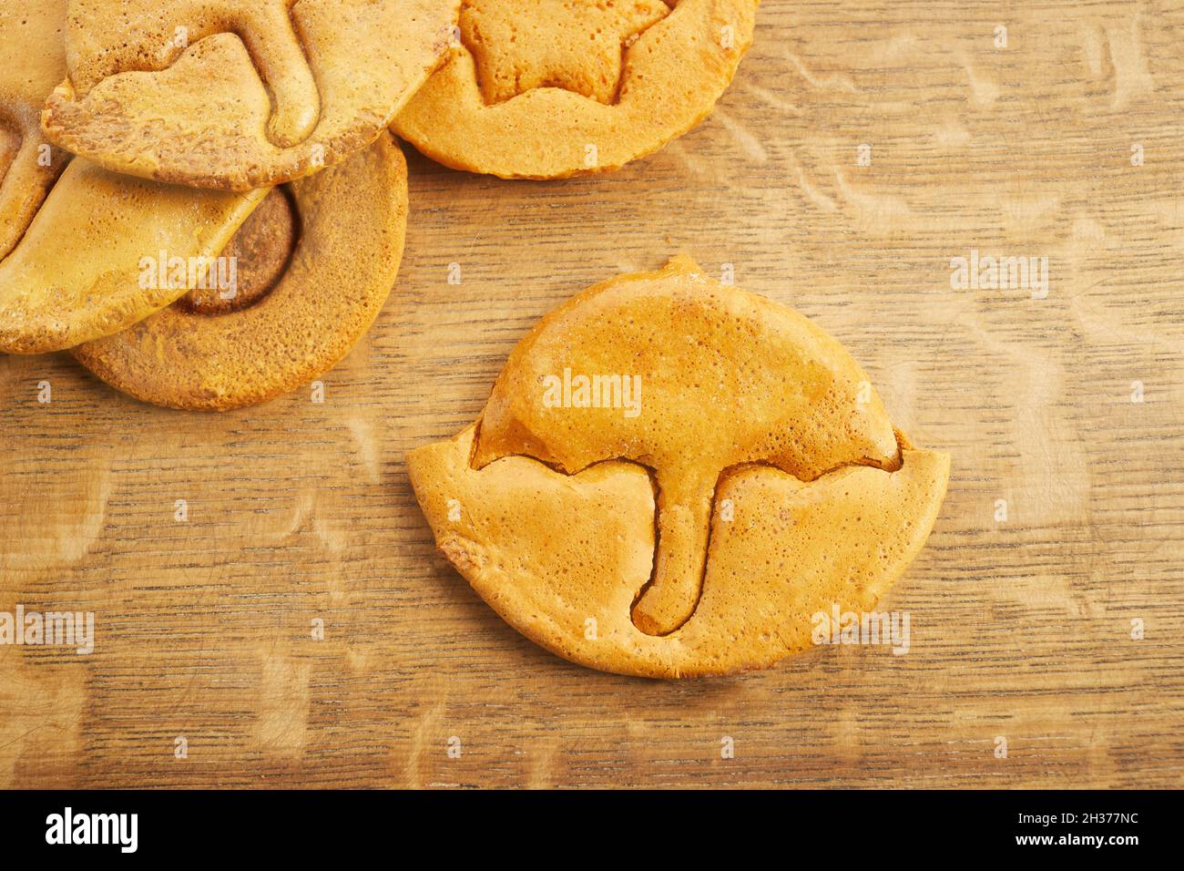 Biscuit au sucre en nid d'abeille Dalgona coréen avec forme de parapluie pour jouer nouveau défi de bonbons tendance Banque D'Images