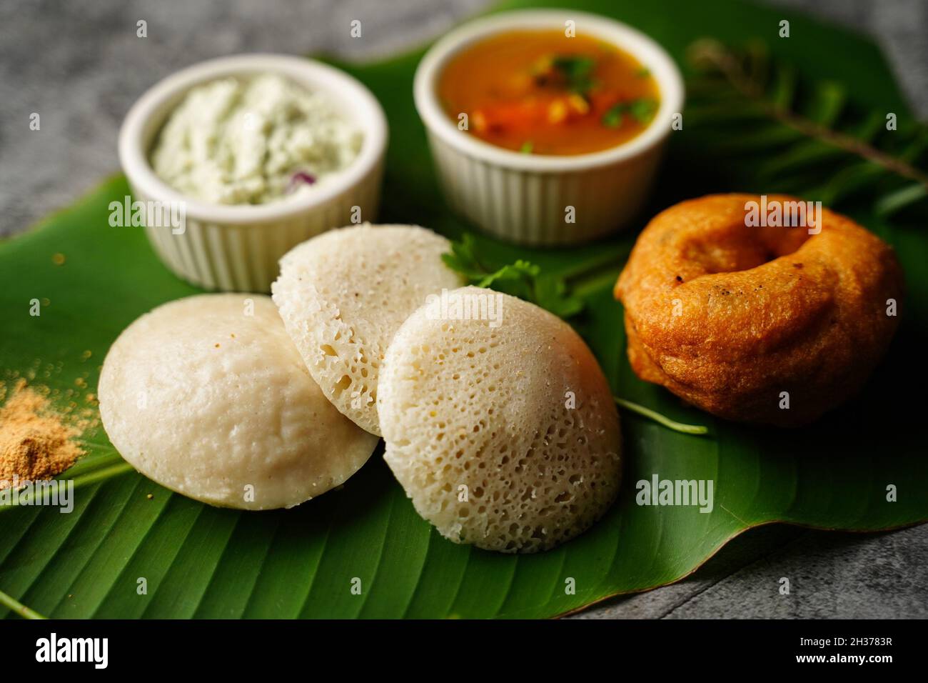 Petit-déjeuner indien du Sud végétarien thali - IDLI vada sambar chutney Banque D'Images