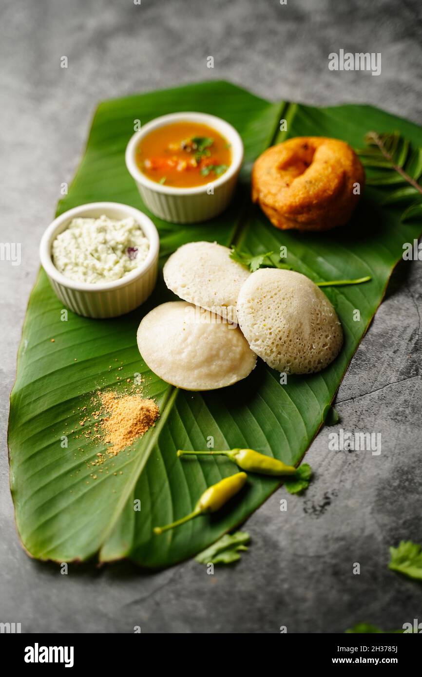 Petit-déjeuner indien du Sud végétarien thali - IDLI vada sambar chutney Banque D'Images