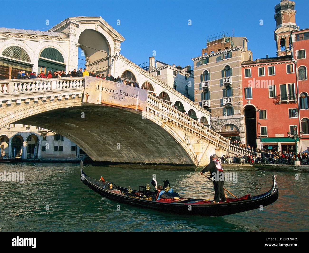AVEC SES PALAIS ET SES LUNETTES SE REFLETANT DANS LES EAUX DES CANAUX VENISE EST SUREMENT UNE DES VILLES LES PLUS SPECTACULAIRE Banque D'Images