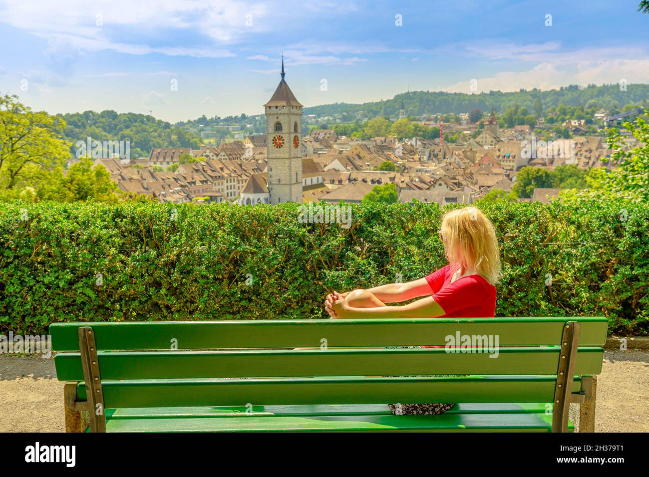 Jeune fille touristique par le panorama de la ville historique suisse de Schaffhausen en Suisse.Vue sur les vignobles en terrasse avec vue aérienne sur la rivière Banque D'Images