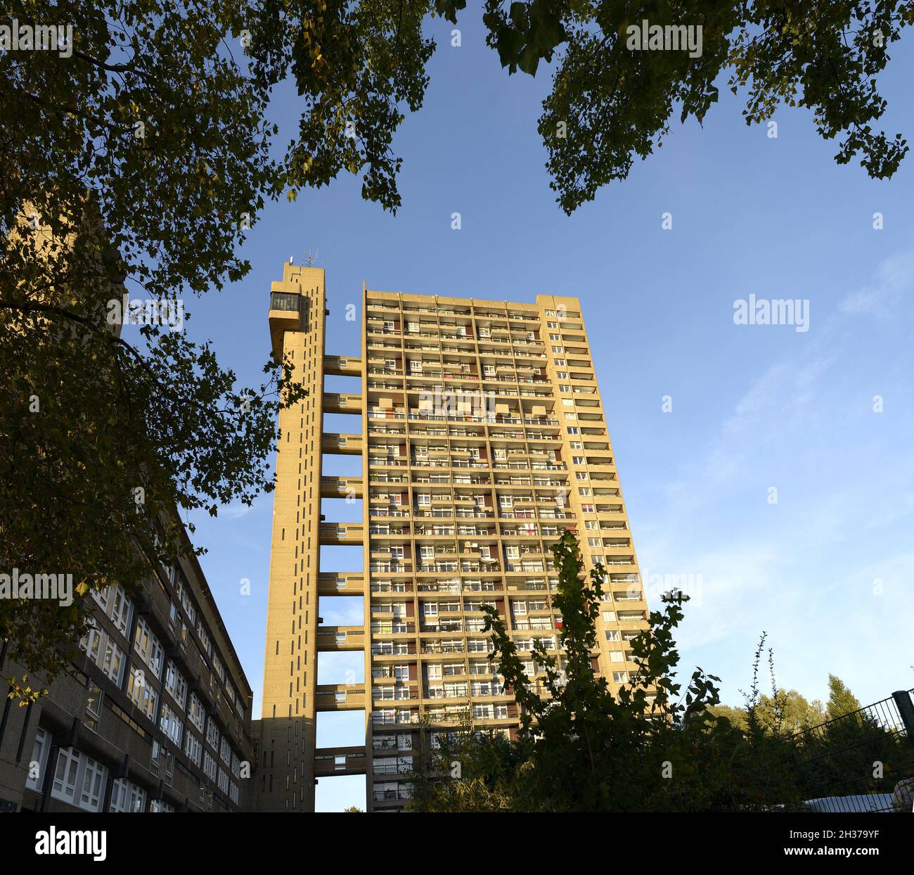 Londres, Angleterre, Royaume-Uni.Trellick Tower (catégorie II*) Cheltenham Estate, Kensal Green, Londres.Ouvert en 1972, l'architecture de style Brutaliste Banque D'Images