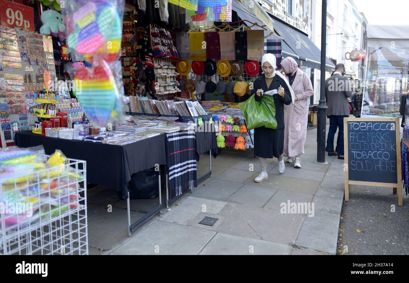 Londres, Angleterre, Royaume-Uni.Deux musulmanes avec des sacs dans la route de Portabello un jour non-marché Banque D'Images