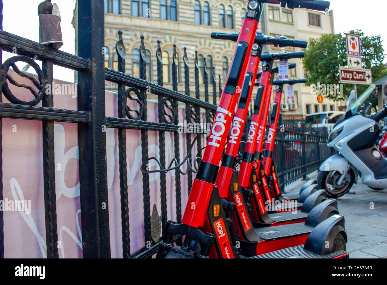 Eminonu,Istanbul,Turquie-octobre-samedi-2021: Scooter électrique rouge de  marque 'Hoop'.Trottinettes garées côte à côte. Gros plan Photo Stock - Alamy