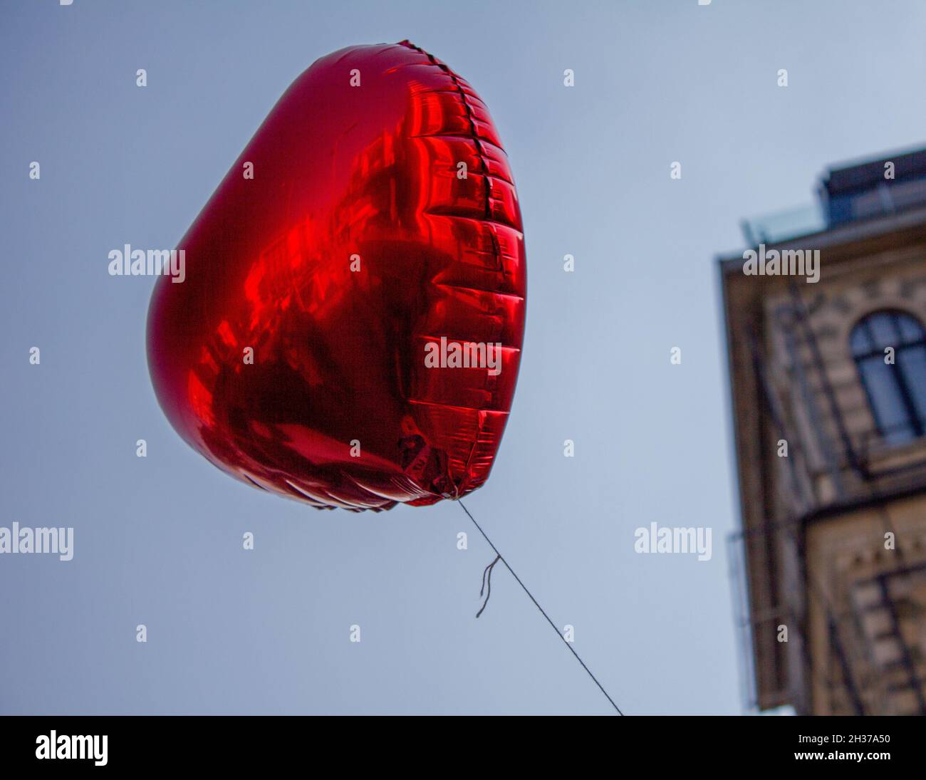 Ballon en forme de cœur rouge.mise au point sélective Banque D'Images