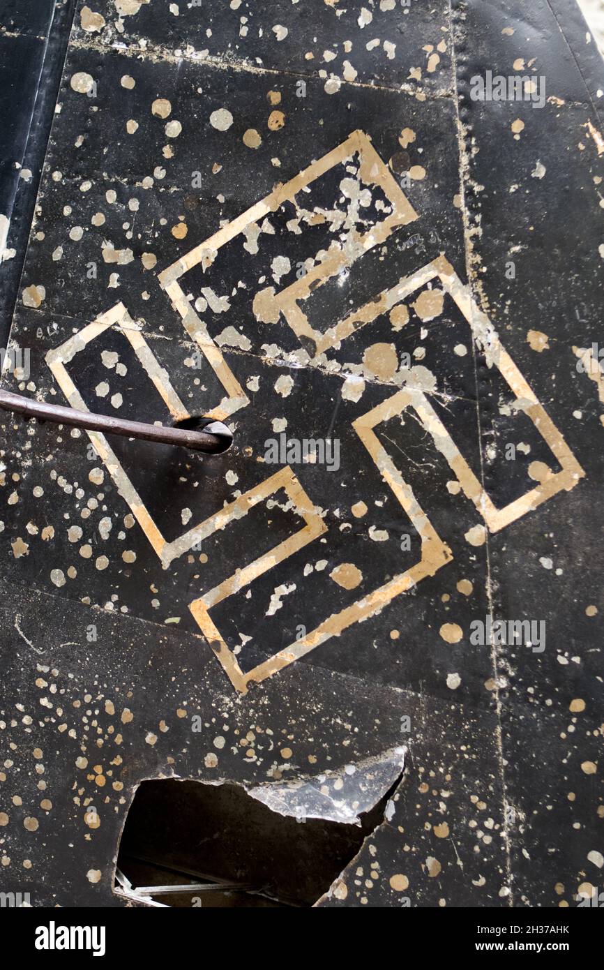 Emblème de la swastika sur l'avion de queue endommagé d'un avion de la Luftwaffe de la Seconde Guerre mondiale Banque D'Images