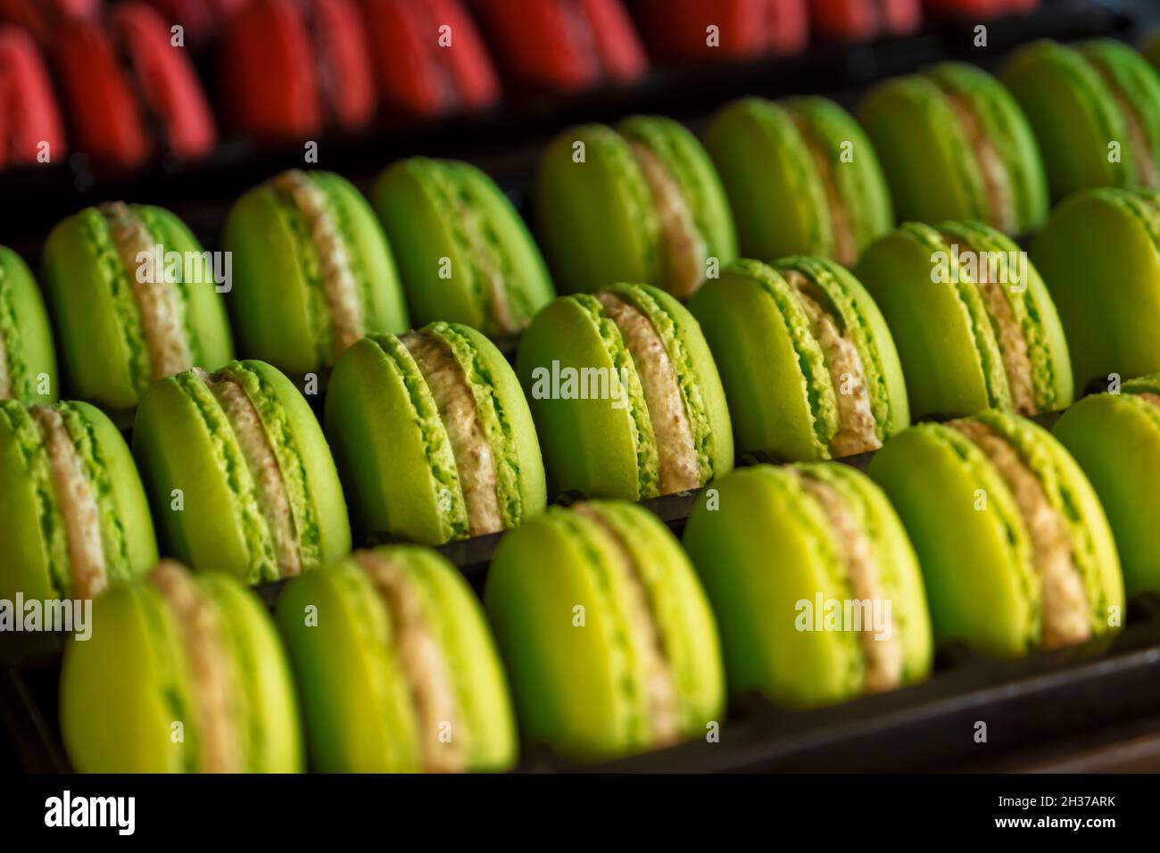 Magnifiques macarons multicolores dans une boîte cadeau Banque D'Images