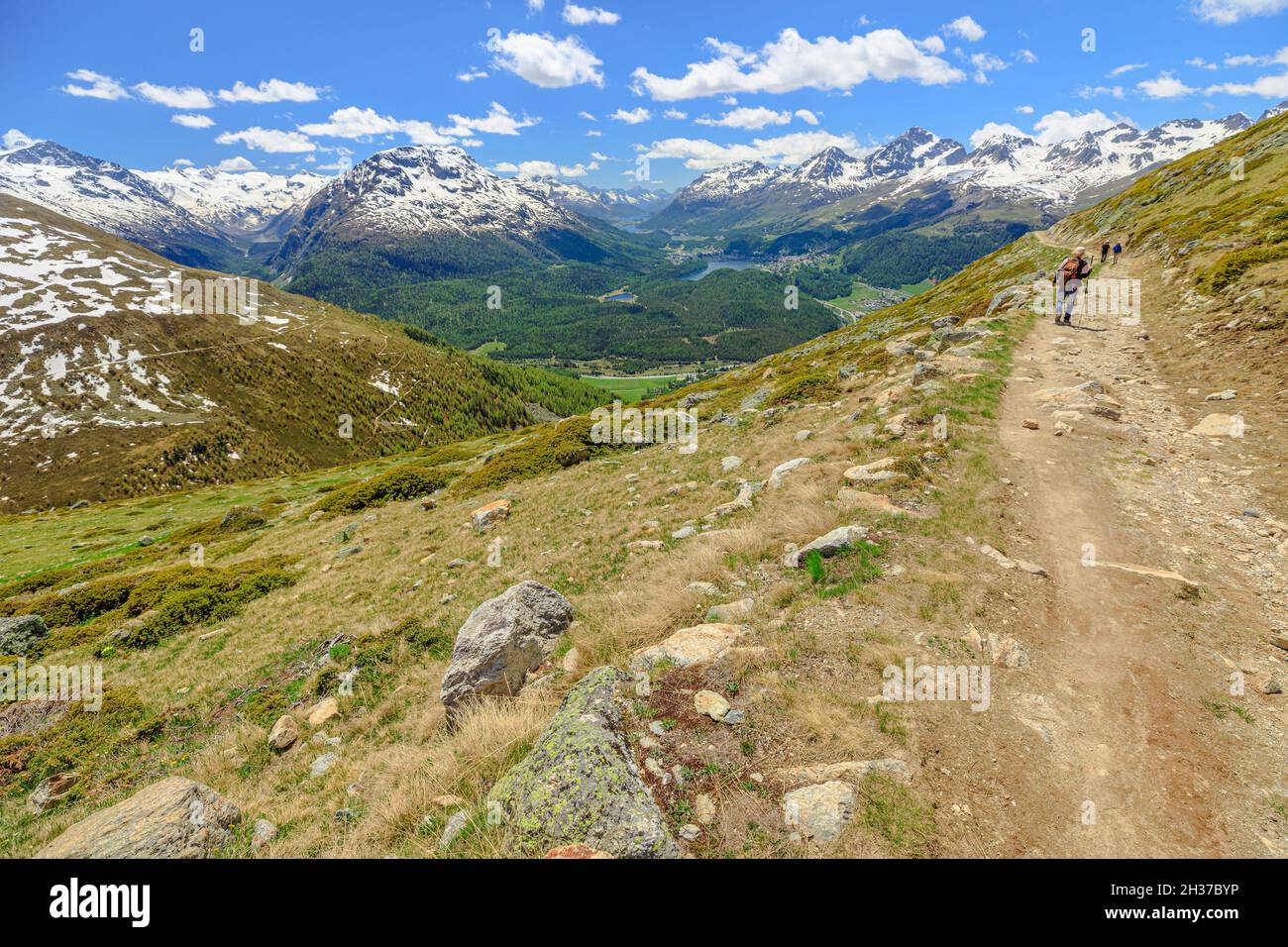 Les Suisses trekking sur le sentier de montagne de Muottas Muragl en Suisse.Excursion populaire en montagne dans la neige dans le canton des Grisons de Banque D'Images