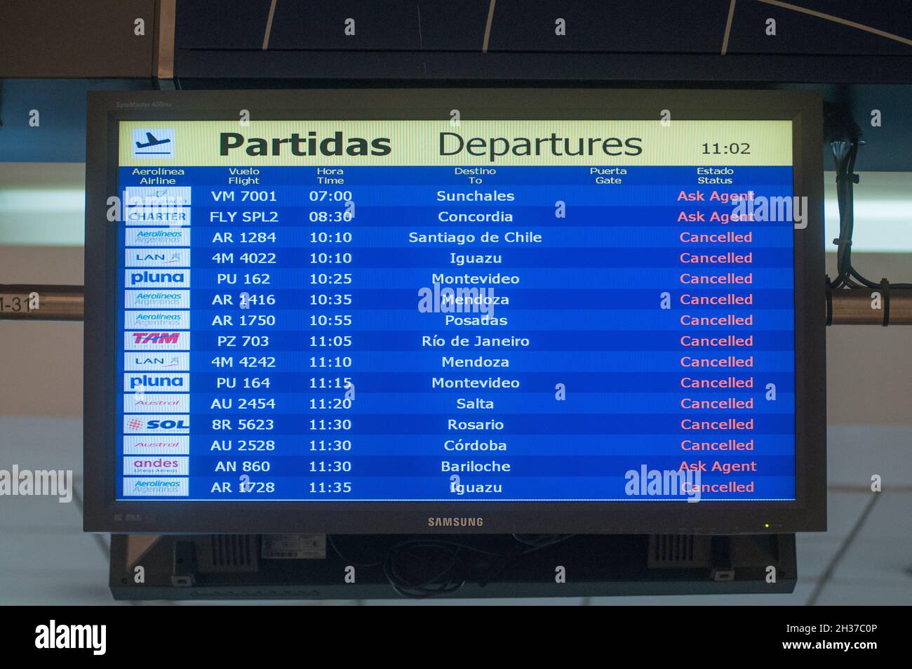 BUENOS AIRES, ARGENTINE - 14 juin 2011: Une exposition annonçant l'annulation de tous les vols à l'aéroport Jorge Newbery, Buenos Aires, en raison de cendres de Banque D'Images