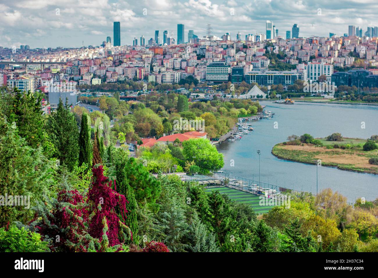 Eyüp,Istanbul,Turquie-octobre-mercredi-2021: Vue de la Corne d'Or.Vue sur la ville depuis la colline Pierre loti.Vue de dessus Banque D'Images