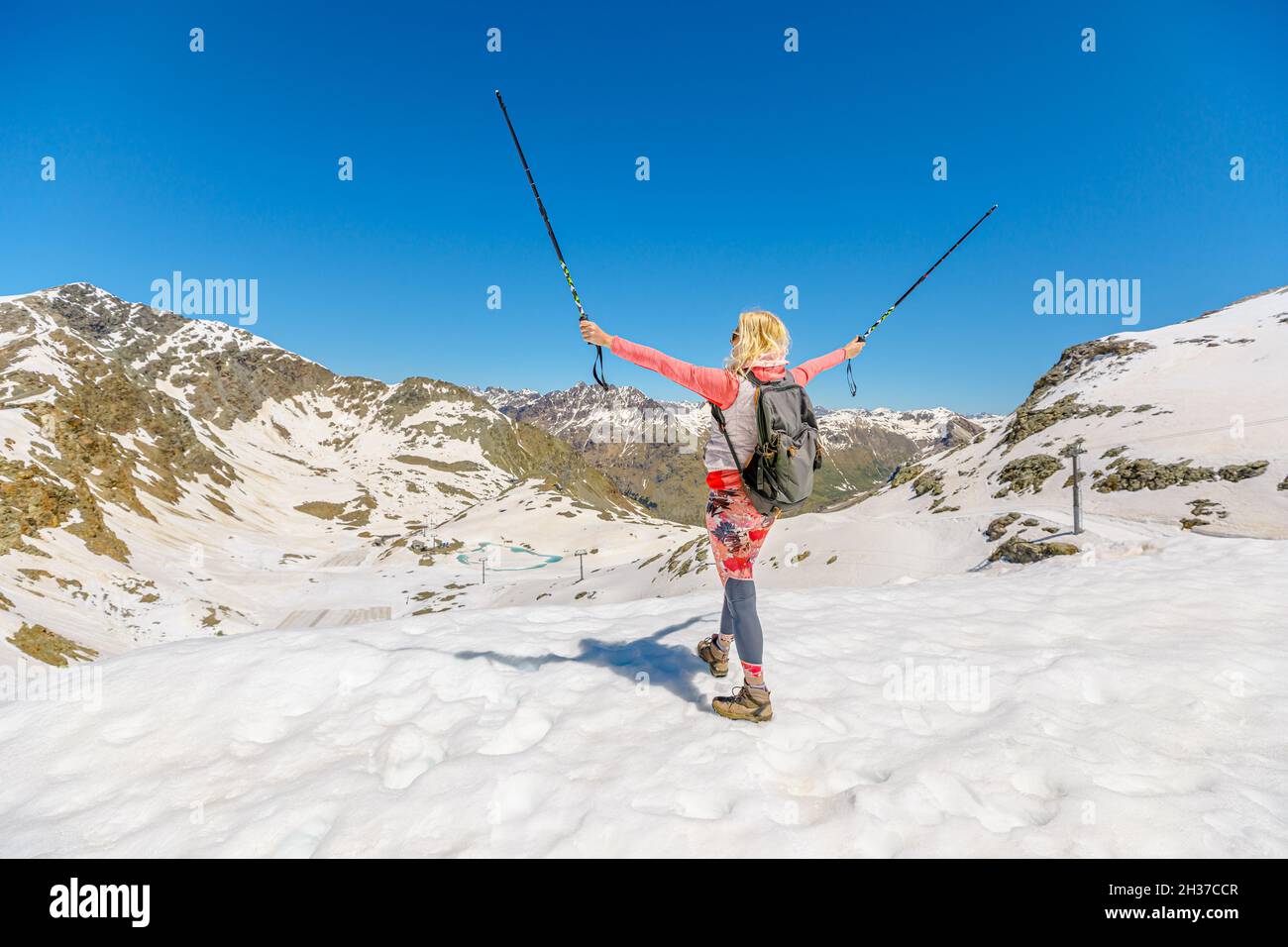Fille avec des bâtons de randonnée sur le dessus de Diavolezza col.Munt pers et Piz Trovat de Suisse dans le canton de Graubunden. Banque D'Images
