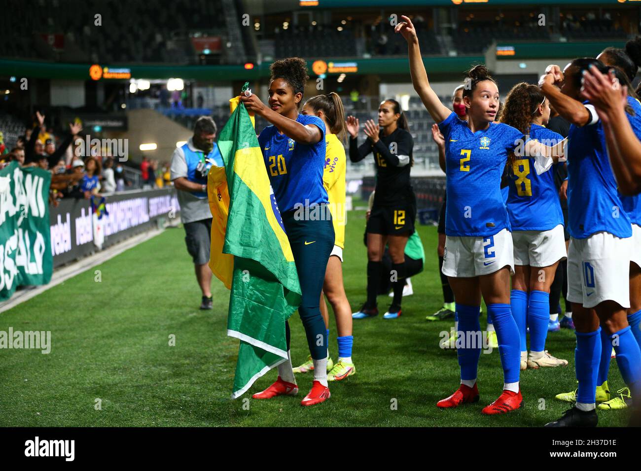 26 octobre 2021 ; Stade CommBank, Parramatta, Nouvelle-Galles du Sud, Australie ;Football international pour Femme, Australie contre Brésil ; les joueurs brésiliens enfreindre les règlements de la COVID sautant les panneaux publicitaires pour accueillir leurs fans Banque D'Images