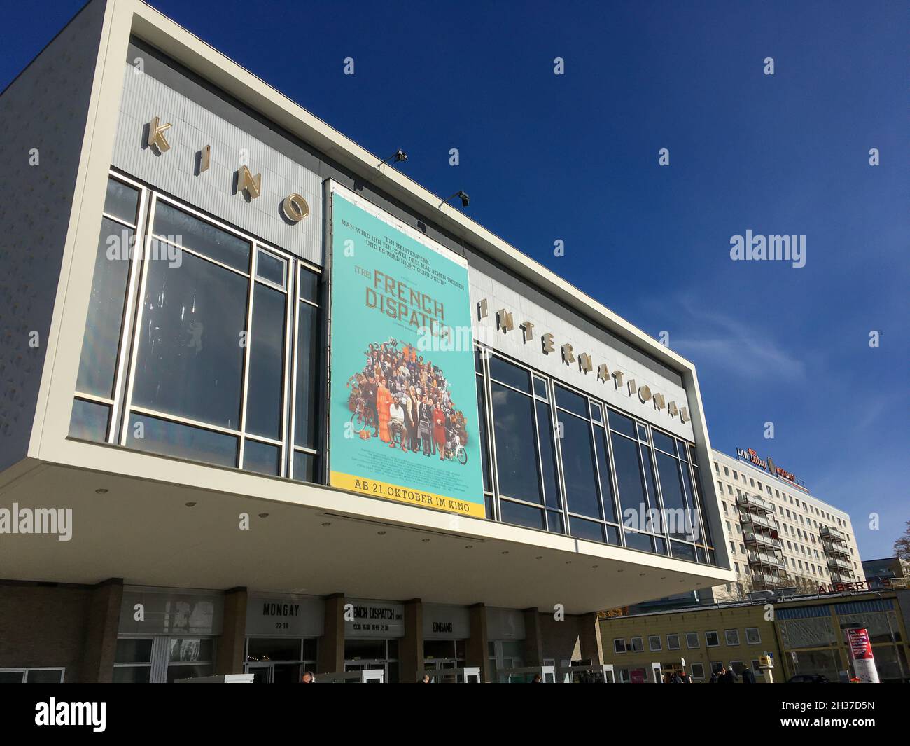 BERLIN, ALLEMAGNE - 24 OCTOBRE 2021 : Kino International, un célèbre théâtre de cinéma sur Karl-Marx-Allee dans l'ancienne Berlin-est près de Alexander Platz, construit en 19 Banque D'Images