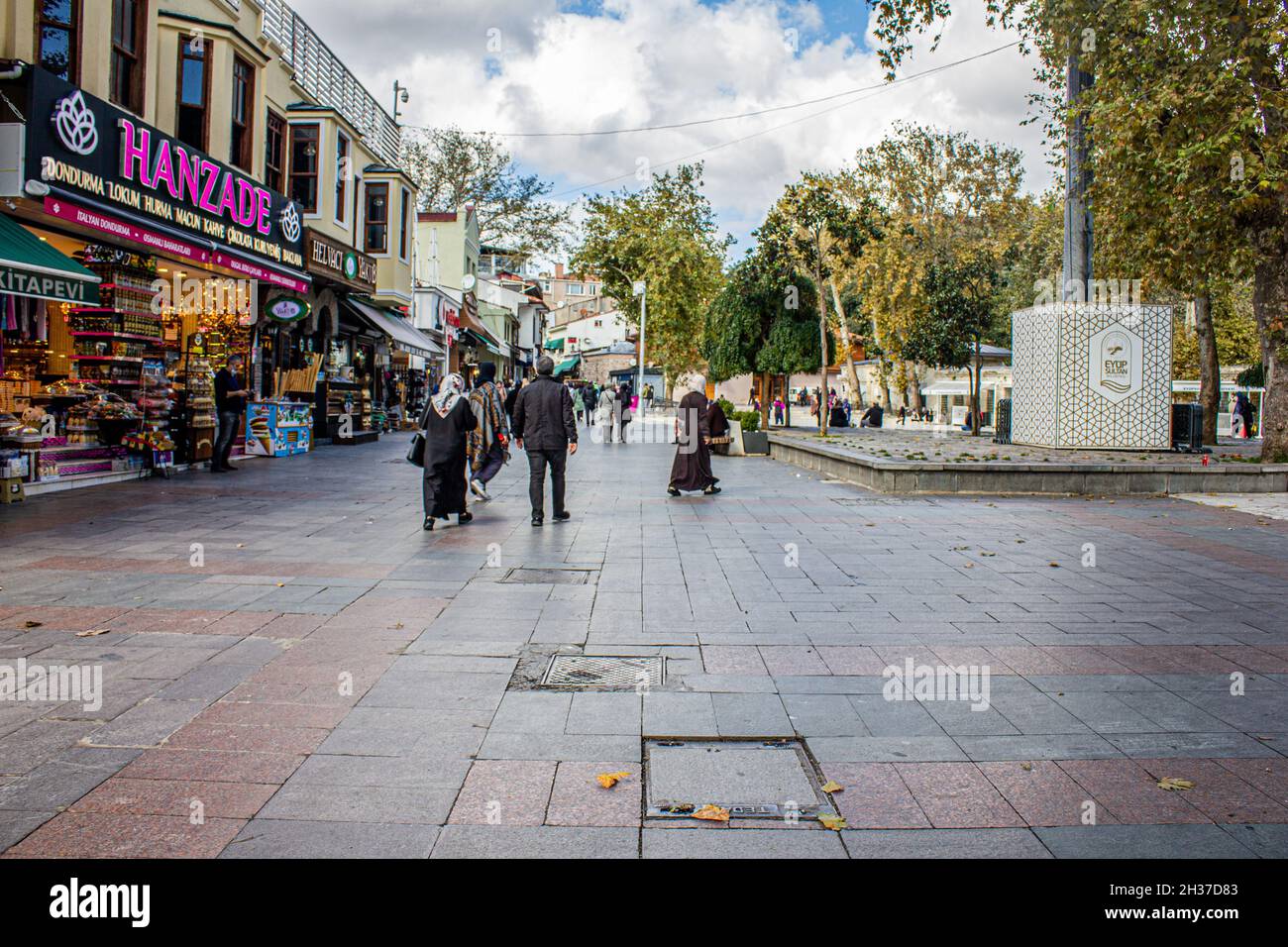 Eyup,Istanbul,Turquie-octobre-mercredi-2021: Place du Sultan Eyup.Les gens marchent et les magasins touristiques Banque D'Images