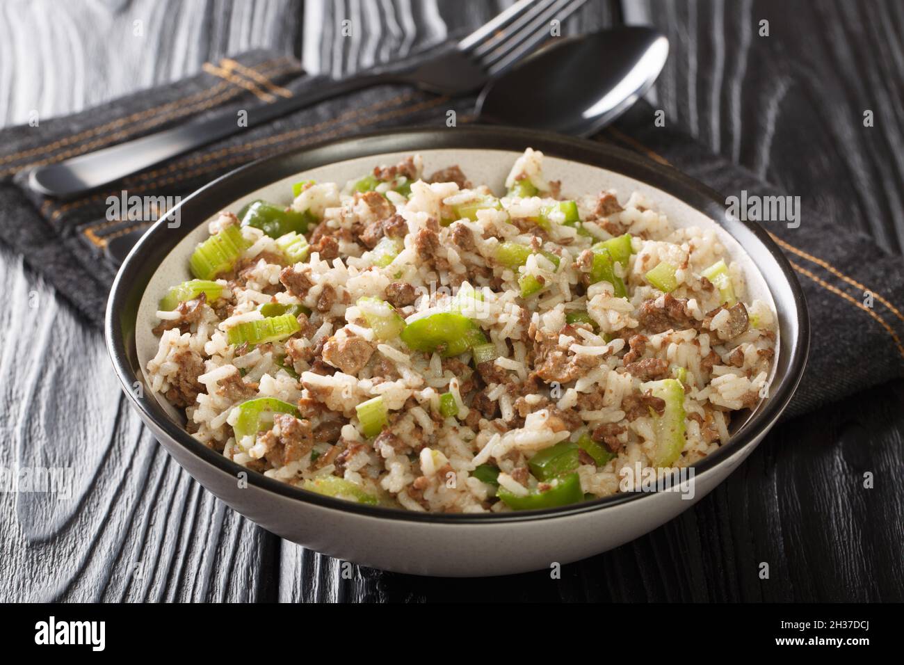 Louisiane riz sale fait avec des foies de poulet et de la viande hachée  gros plan dans une assiette sur la table.Horizontale Photo Stock - Alamy