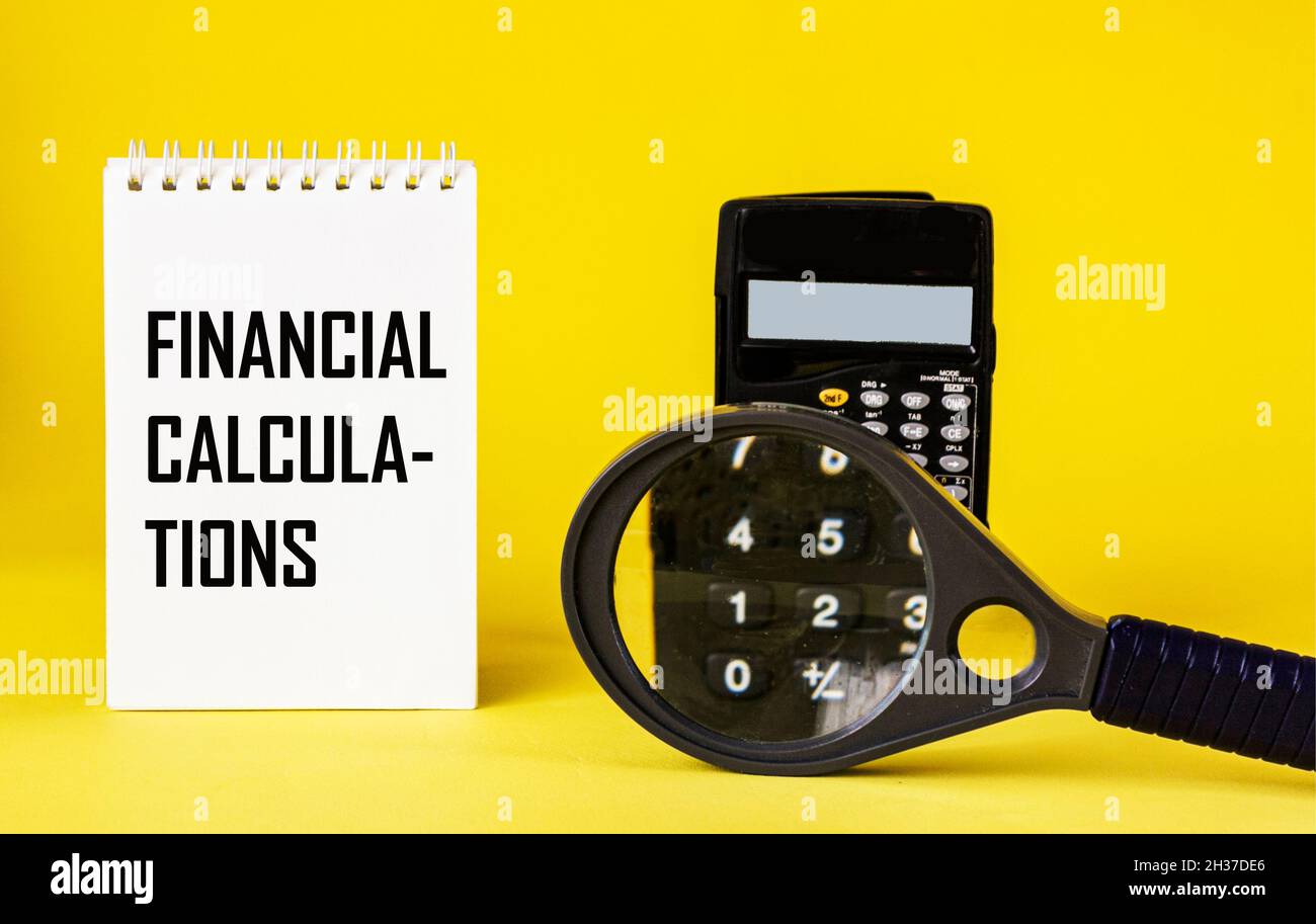 Calculs financiers textuels sur le bloc-notes.Calculatrice avec loupe sur fond jaune.Photo conceptuelle des calculs, de la comptabilité, de l'ordinateur Banque D'Images