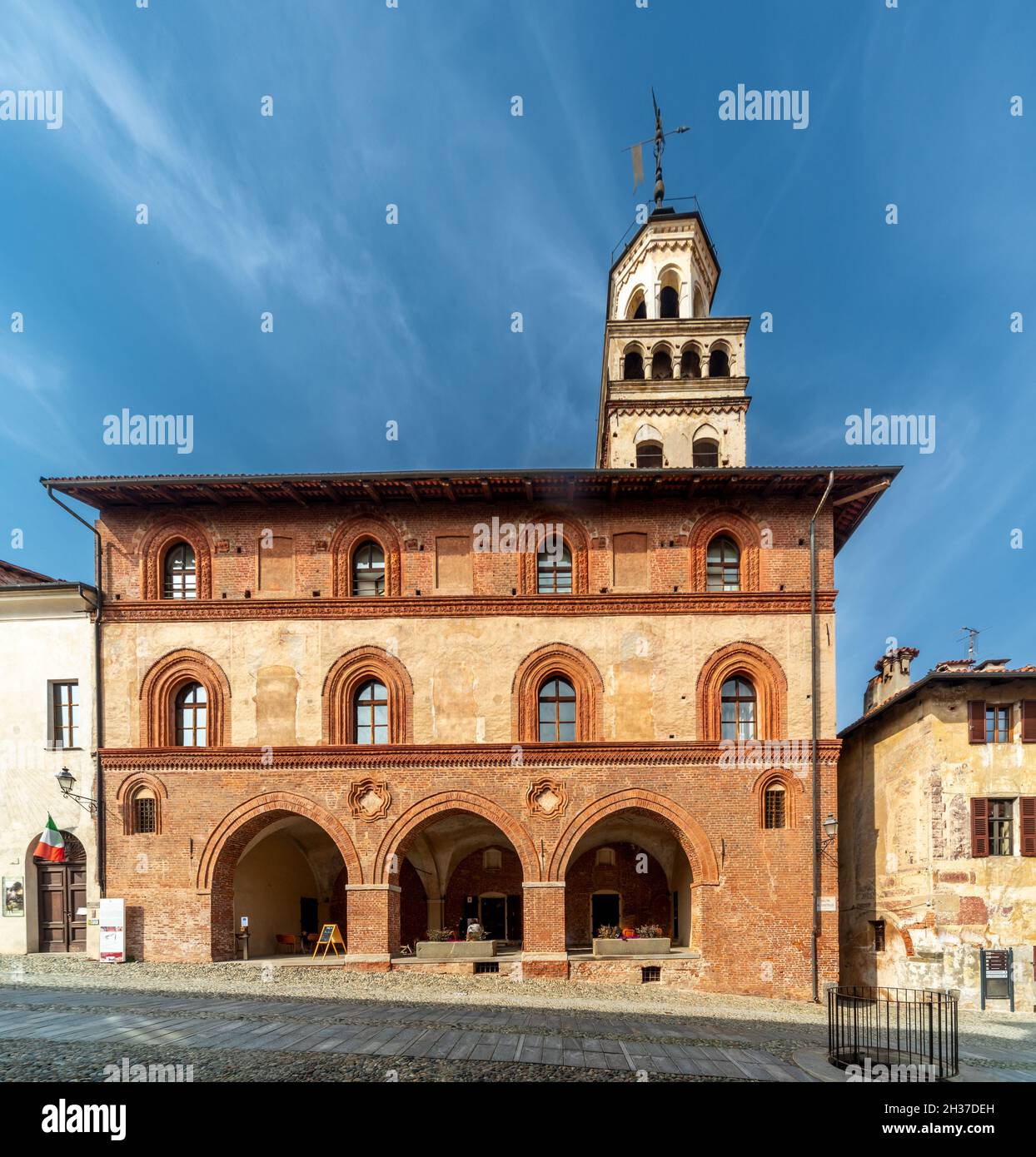 Saluzzo, Cuneo, Italie - 19 octobre 2021 : façade de l'ancienne mairie (XVe siècle) de Salita al Castello avec la tour civique de la vieille ville Banque D'Images