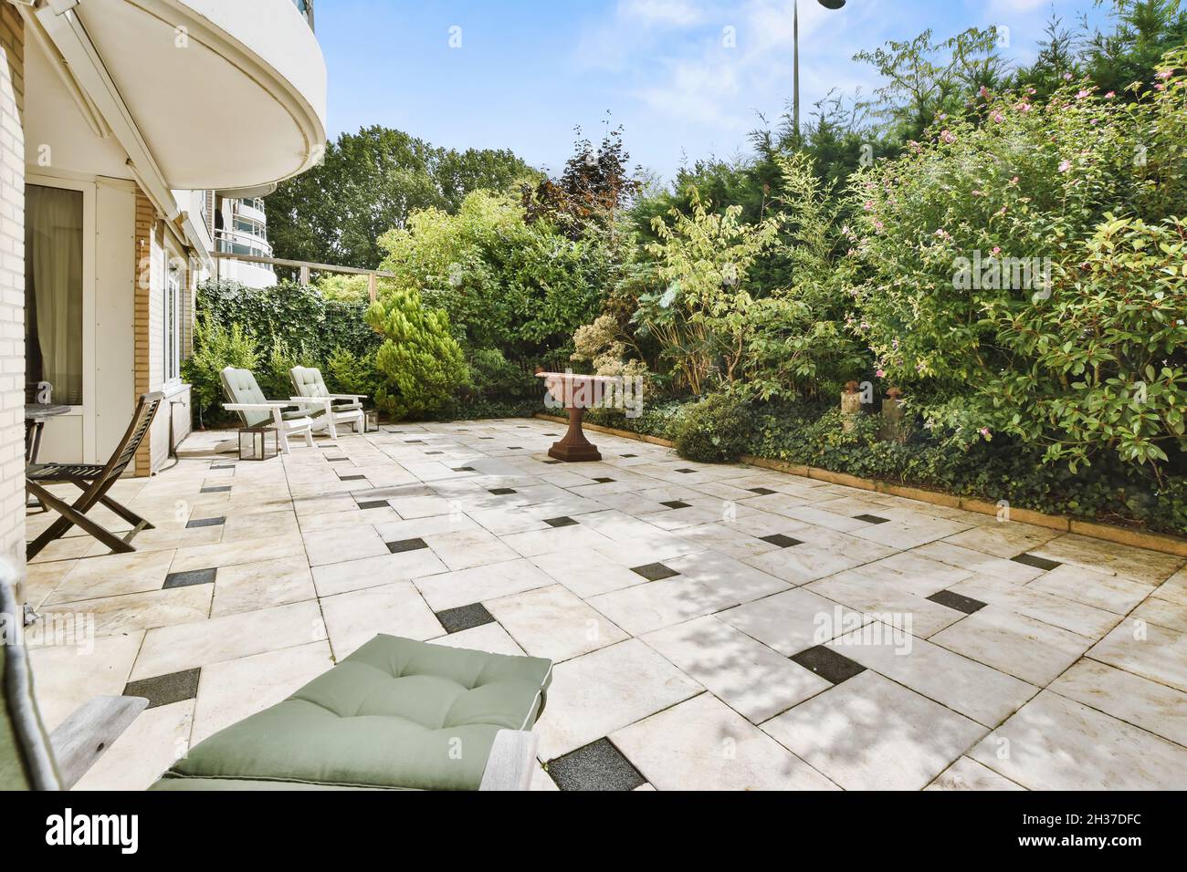 Élégante cour avec belle clôture de plantes Banque D'Images