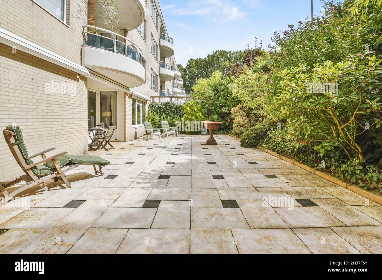 Élégante cour avec belle clôture de plantes Banque D'Images