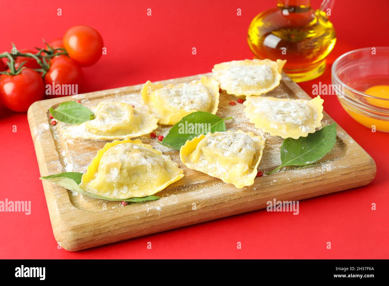 Concept de cuisson des raviolis sur fond rouge Banque D'Images