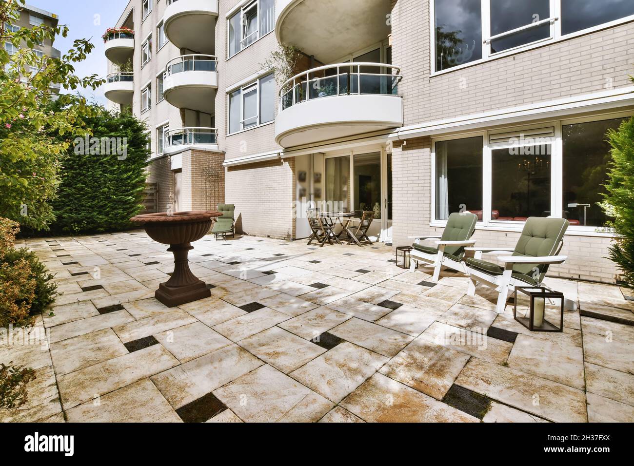 Élégante cour avec belle clôture de plantes Banque D'Images