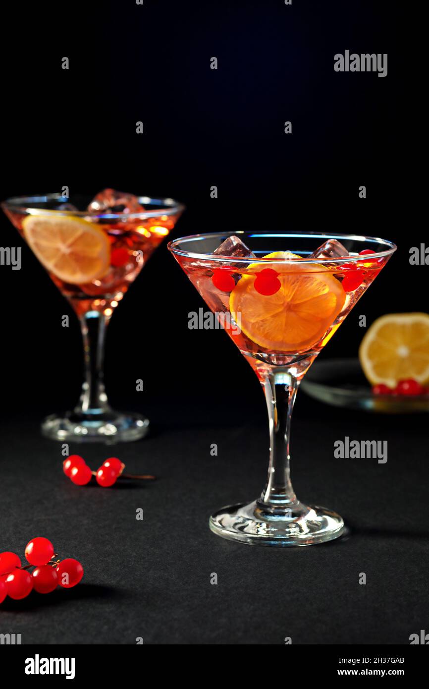 Buvez avec du viburnum rouge, du citron et de la glace.Boisson rafraîchissante, cocktail sans alcool. Banque D'Images