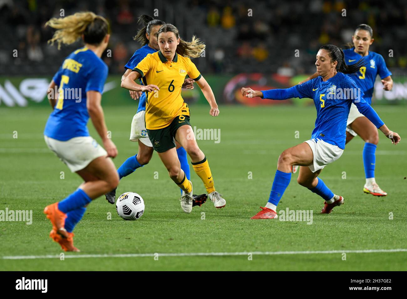 26 octobre 2021 ; Stade CommBank, Parramatta, Nouvelle-Galles du Sud, Australie ;Football international pour Femme, Australie contre Brésil ; Clare Wheeler d'Australie passe devant Julia Bianchi du Brésil Banque D'Images