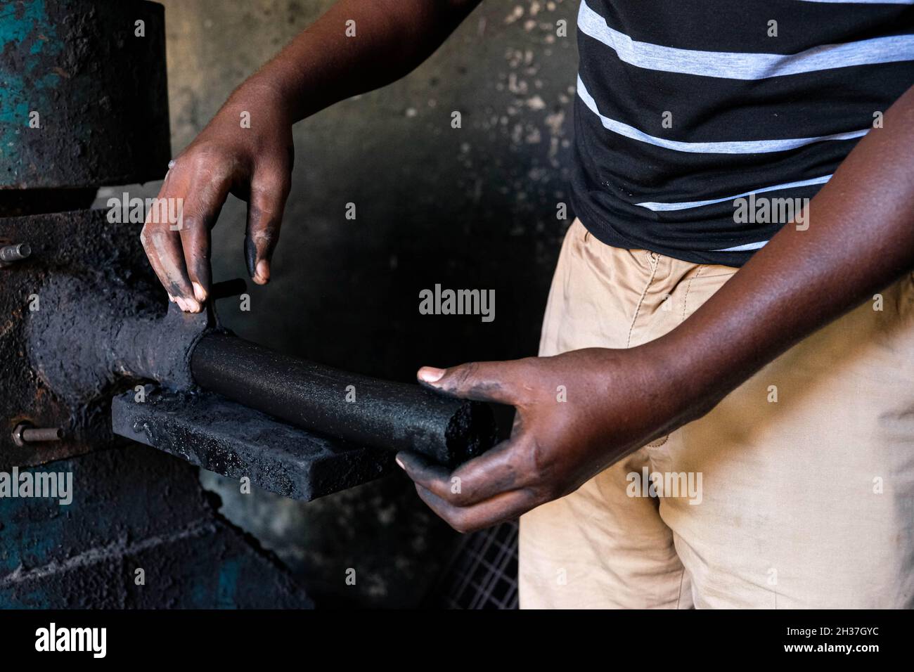 (211026) -- WAKISO, 26 octobre 2021 (Xinhua) -- Wilbert Twinomujuni, un professeur, retire les briquettes de la machine à compresseur dans un atelier de l'école secondaire St. Kizito à Namugongo, district de Wakiso, Ouganda, 14 octobre 2021.POUR ALLER AVEC 'Feature: Les enseignants ougandais ont recours à des compétences de survie car les écoles restent fermées en raison de COVID-19' (photo par Hajarah Nalwadda/Xinhua) Banque D'Images