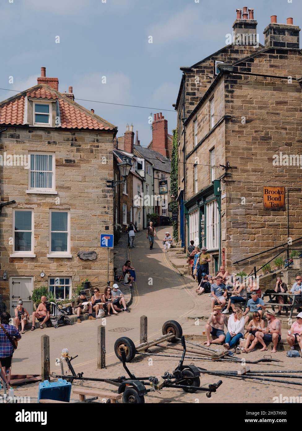 Visite de touristes lors d'une journée d'été très chargée à Robin Hood's Bay, un petit village de pêcheurs dans le parc national des Moors de North York, dans le Yorkshire England Banque D'Images