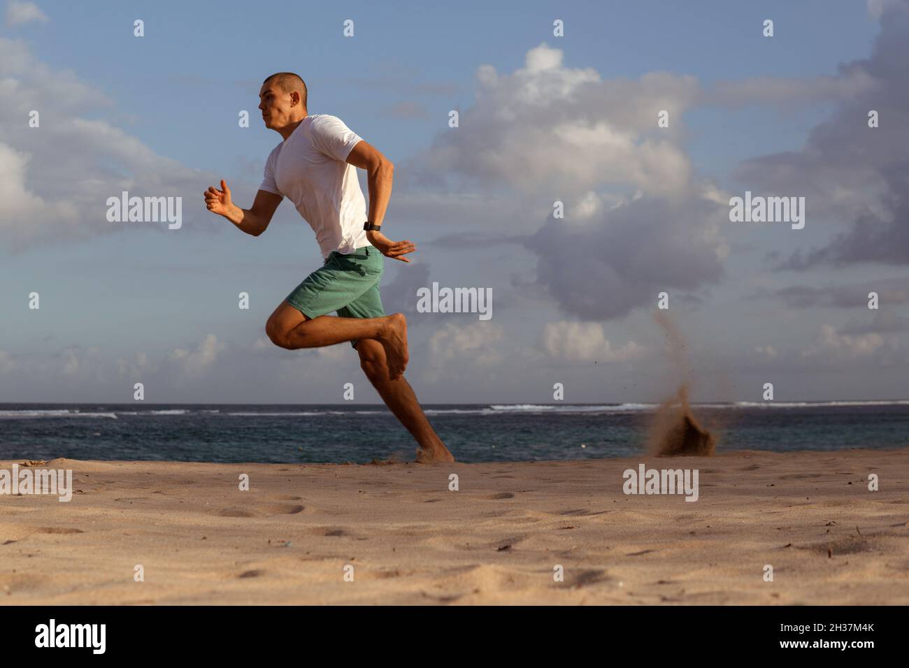 homme faisant du sport sur la plage. bali Banque D'Images