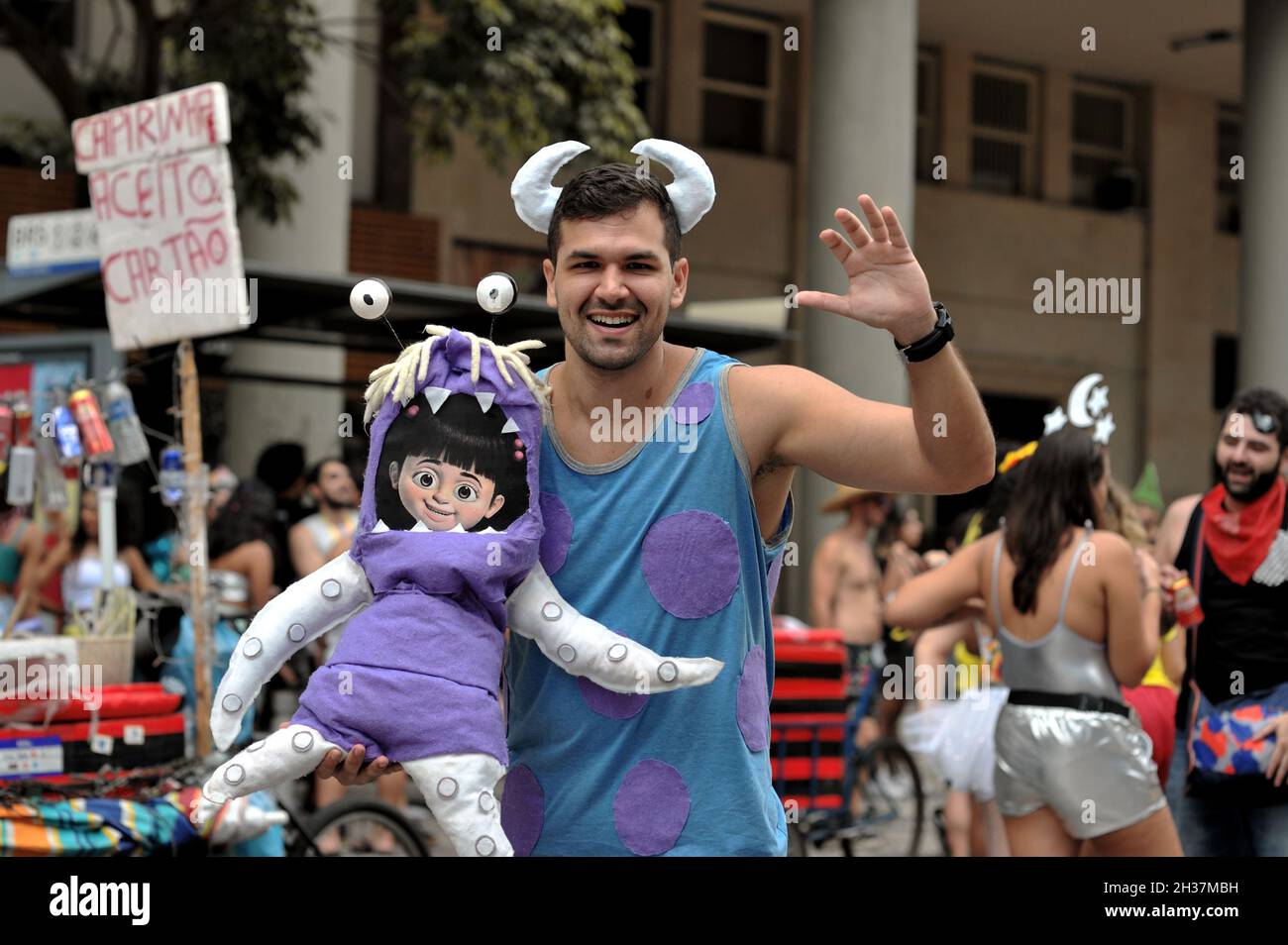 Brésil-22 février 2020 : les personnages de Pixar Boo et Sulli inspirent un fêtard qui participe à une parade de carnaval de rue dans le centre de Rio de Janeiro Banque D'Images