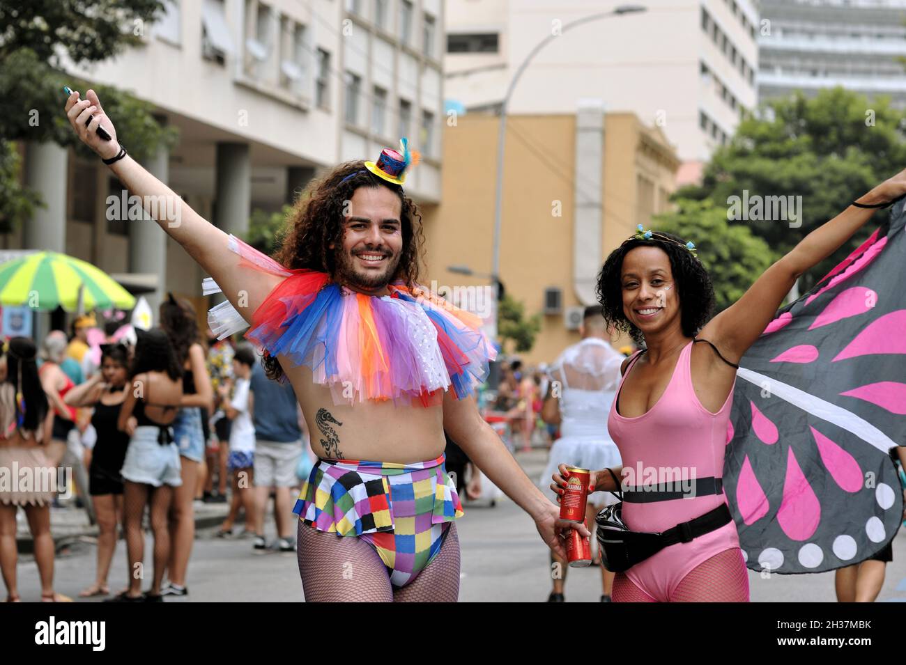 Brésil - 22 février 2020 : les fêtards déguisés célèbrent la vie lors du dernier carnaval de Rio de Janeiro qui a eu lieu avant l'enfermement de la pandémie du coronavirus. Banque D'Images